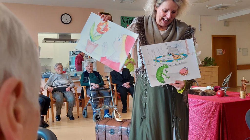 Märchenerzählerin Kathrin Bamberg im Seniorenzentrum Das Bad Peterstal in Bad Peterstal zu Besuch