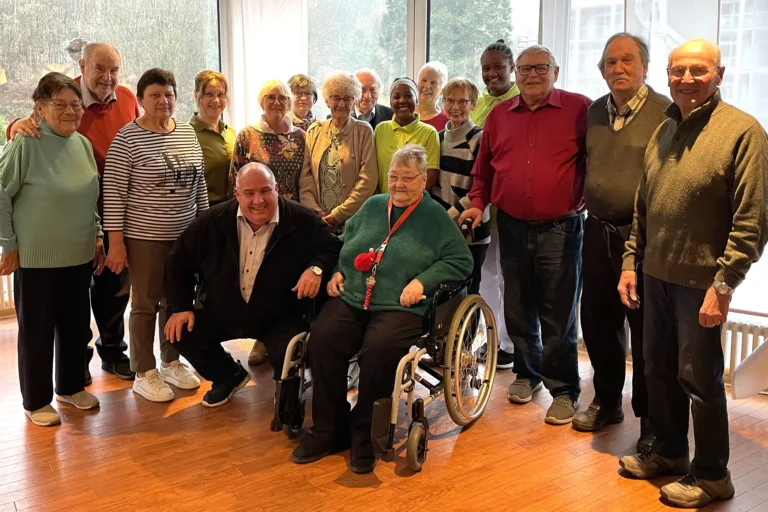 Gruppenfoto der ehrenamtlichen Helferinnen und Helfer des Seniorenzentrums Das Bad Peterstal beim gemeinsamen Frühstück zum internationalen Tag des Ehrenamtes.