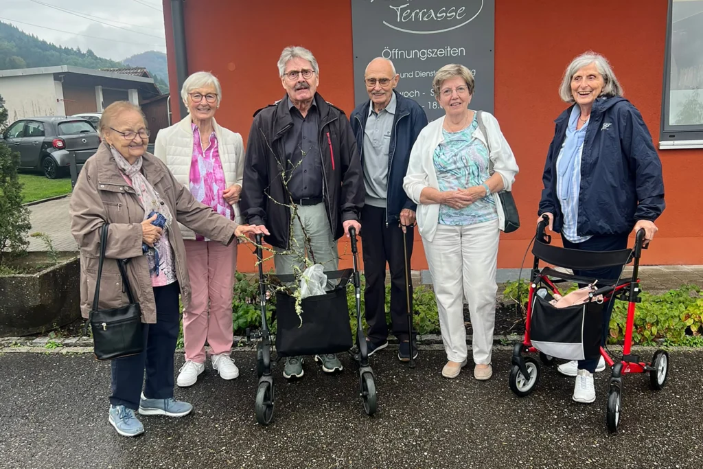 Bewohnerinnen und Bewohner beim gemeinsamen Ausflug zum Waldsee in Haslach