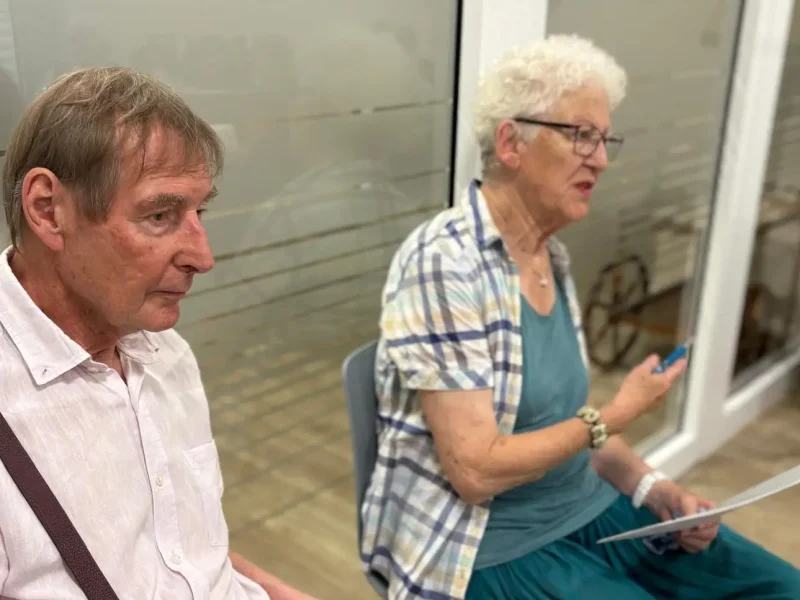 Zwei Bewohner hören aufmerksam klassischer Musik im Rahmen des Klassikprojekts im Seniorenzentrum.