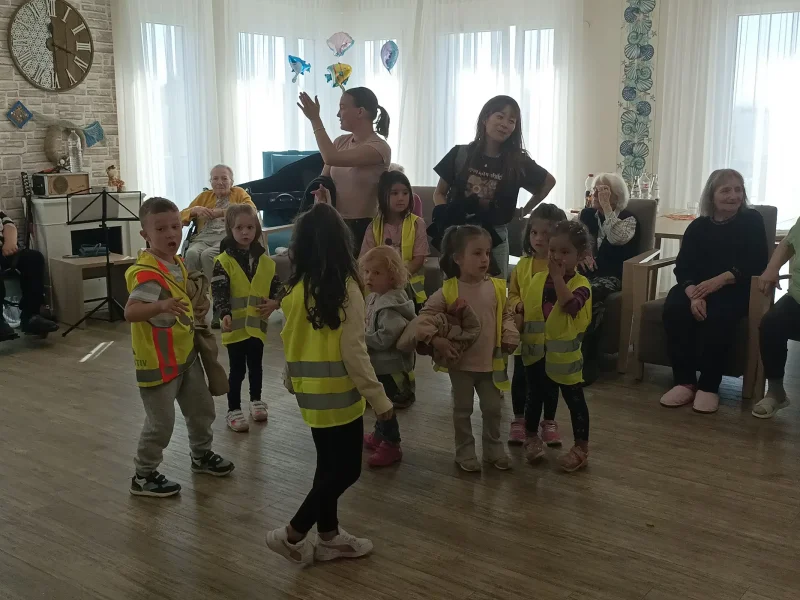 Kinder in gelben Sicherheitswesten stehen beieinander und verabschieden sich nach ihrem Auftritt.