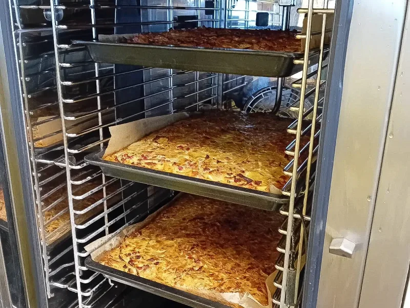 Zwiebelkuchen beim Backen im Ofen