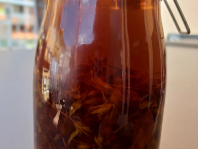 Selbstgemachtes Johanniskraut-Öl in einem Glas, hergestellt von Gästen der Tagespflege in Hausach
