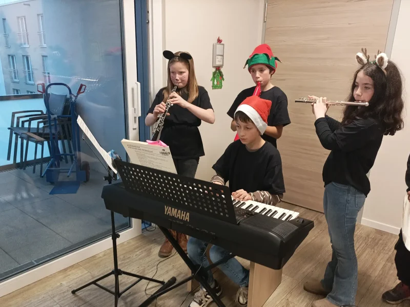 Schülerinnen und Schüler der sechsten Klasse spielen Keyboard, Flöte und Klarinette bei der Nikolausfeier im Pflegeheim am Wasserturm.