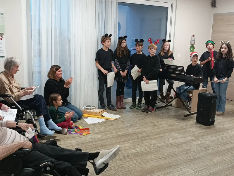 Bewohnerinnen und Bewohner applaudieren den Schülern nach der gelungenen Nikolausfeier.